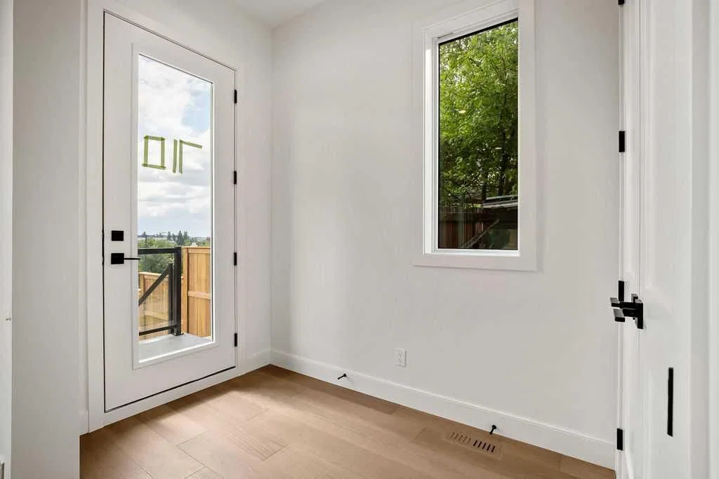 710 Bridge Crescent NE, Calgary — photo 2 of 50