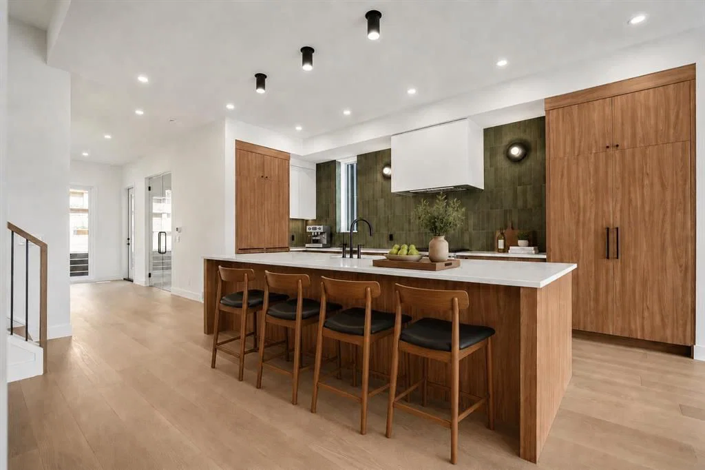 710 Bridge Crescent NE, Calgary — photo 5 of 50