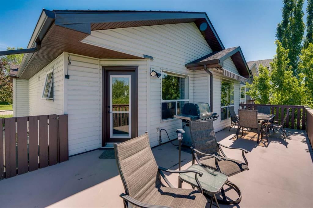 46 Somerside Manor SW, Calgary — photo 5 of 50