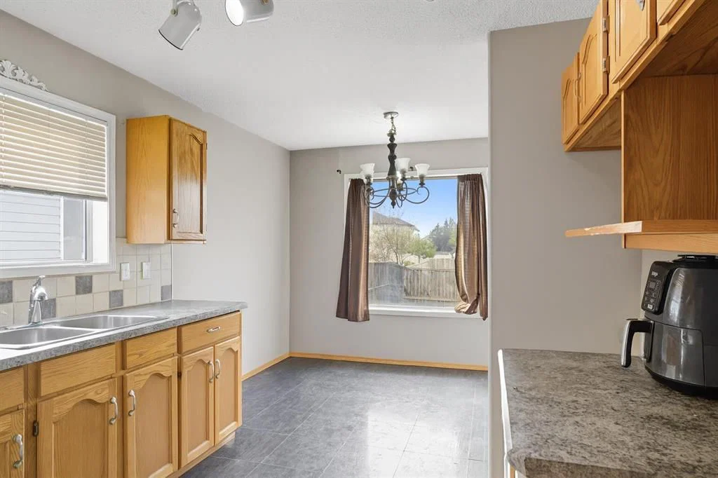 141 Saratoga Close NE, Calgary — photo 4 of 12