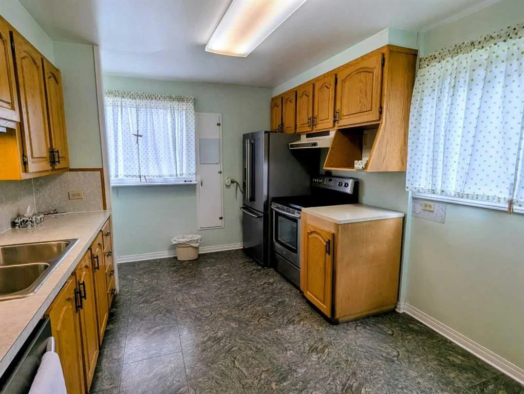 3322 Centre B Street NW, Calgary — photo 3 of 16