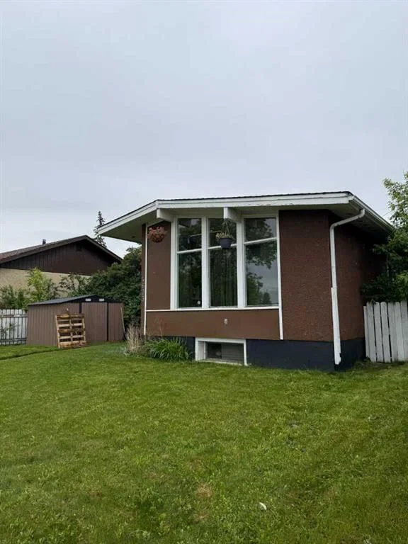 4603 Edmonton Trail NE, Calgary — photo 3 of 8