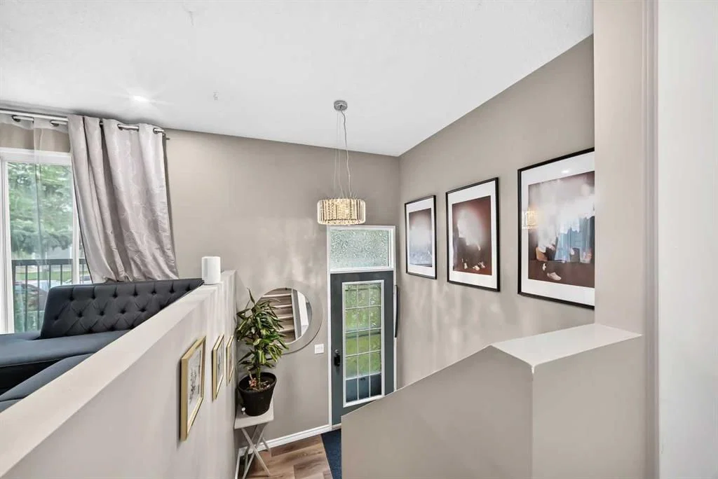 553 Macewan Drive NW, Calgary — photo 4 of 38