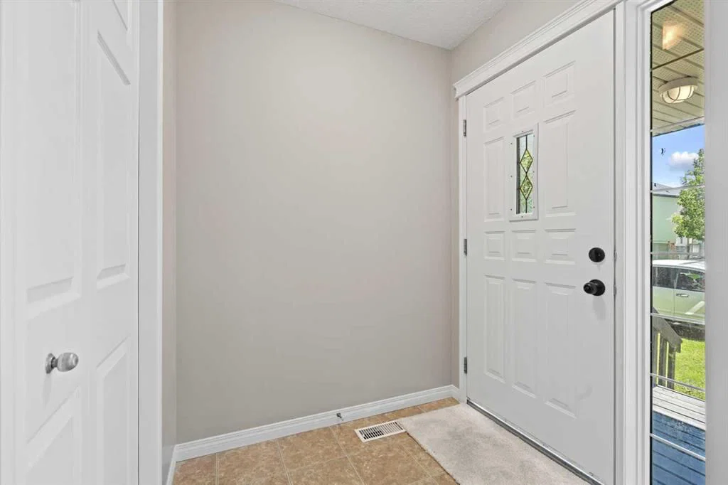 28 Saddlebrook Gardens NE, Calgary — photo 3 of 40