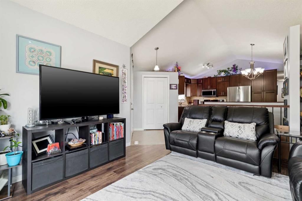 336 Coventry Close NE, Calgary — photo 3 of 38