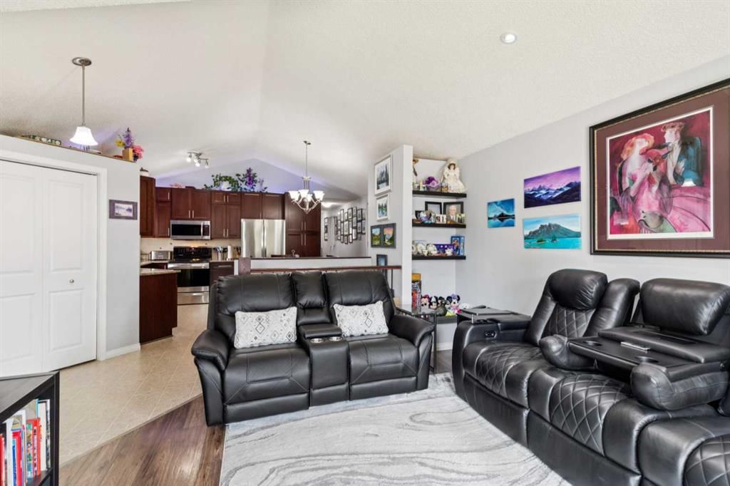 336 Coventry Close NE, Calgary — photo 4 of 38