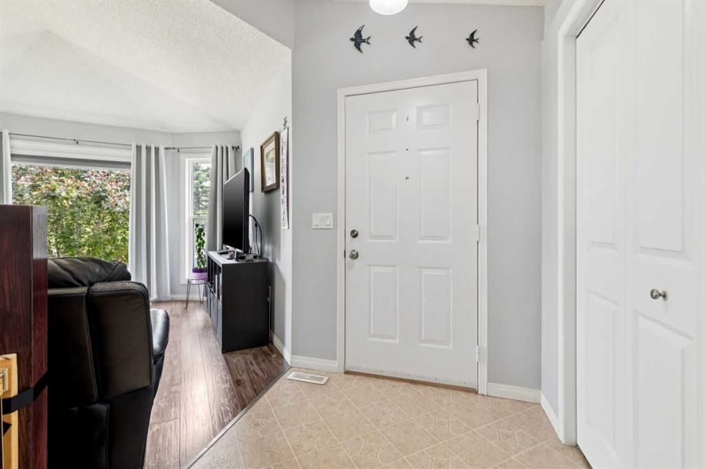 336 Coventry Close NE, Calgary — photo 5 of 38