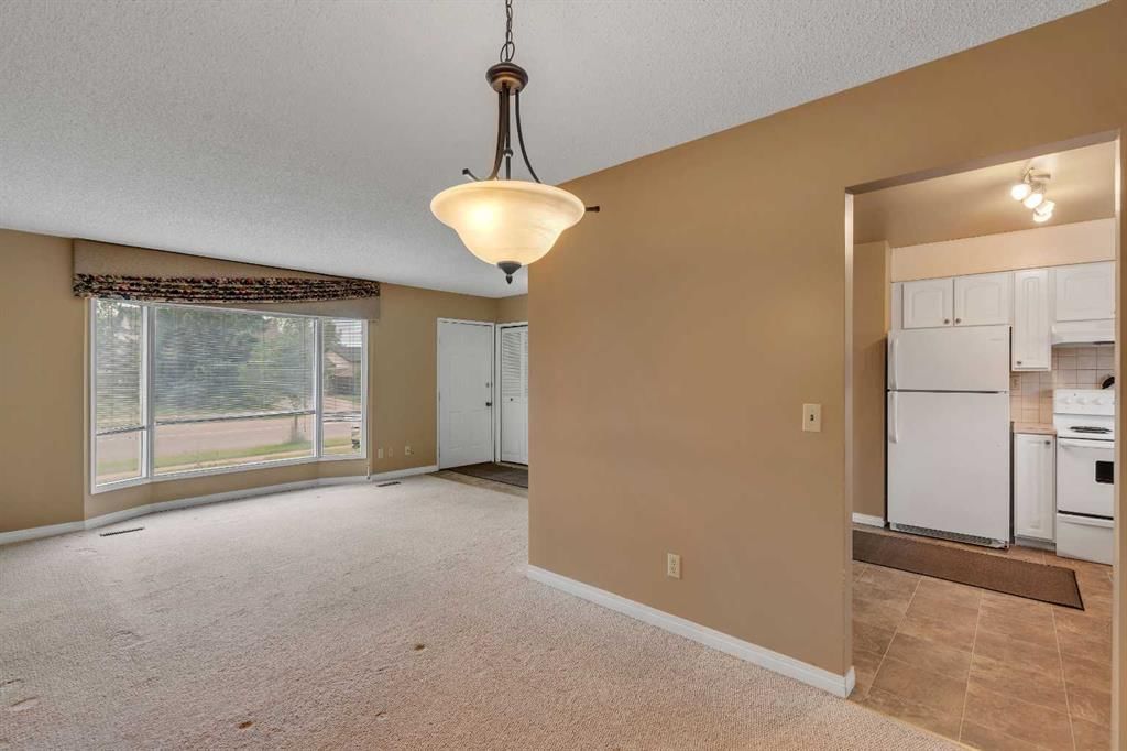 703 Woodpark Boulevard SW, Calgary — photo 4 of 48