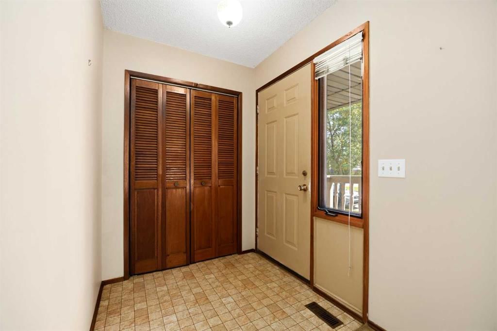 80 Macewan Drive NW, Calgary — photo 5 of 44