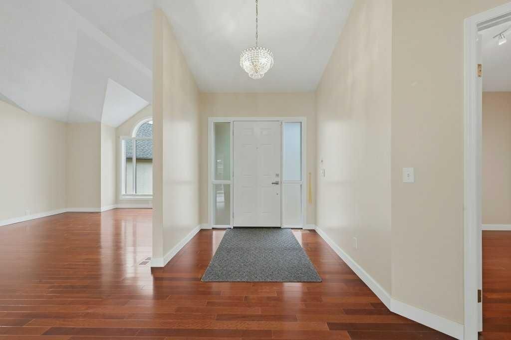 22 Varsity Estates Close NW, Calgary — photo 3 of 45
