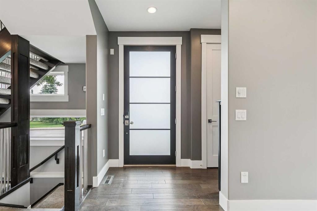 3722 7 Avenue NW, Calgary — photo 3 of 50