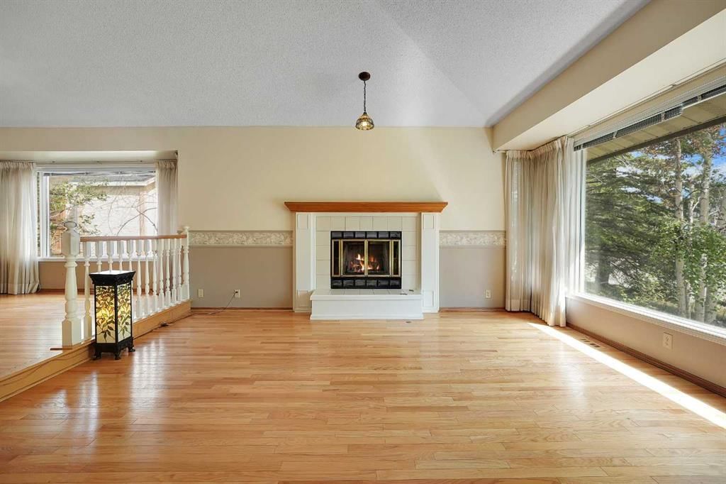 23 Edelweiss Drive NW, Calgary — photo 4 of 49