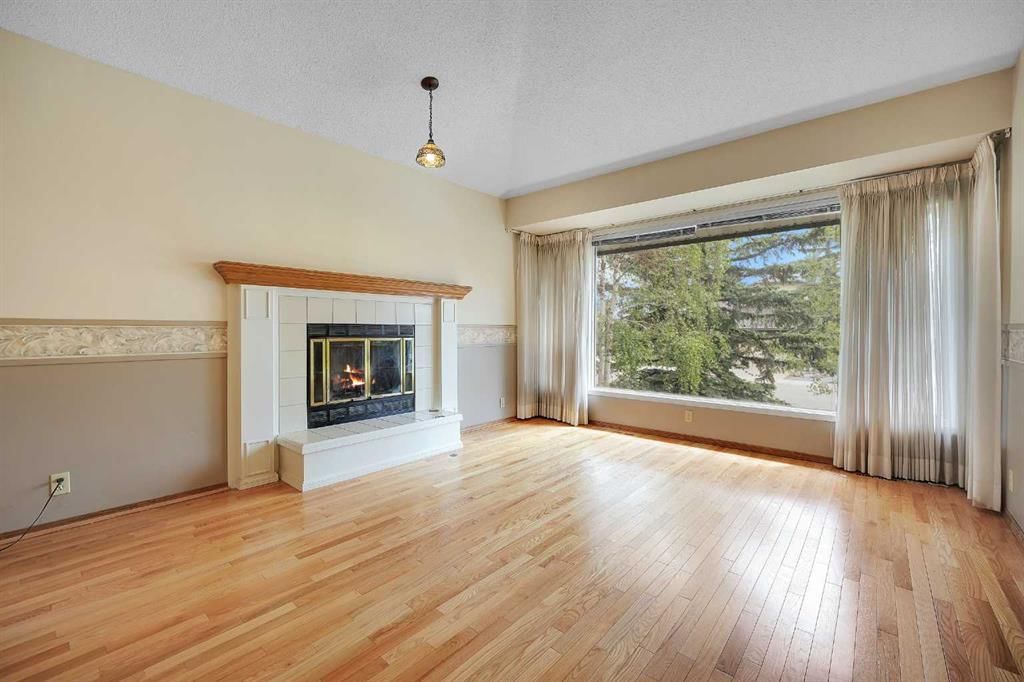 23 Edelweiss Drive NW, Calgary — photo 5 of 49