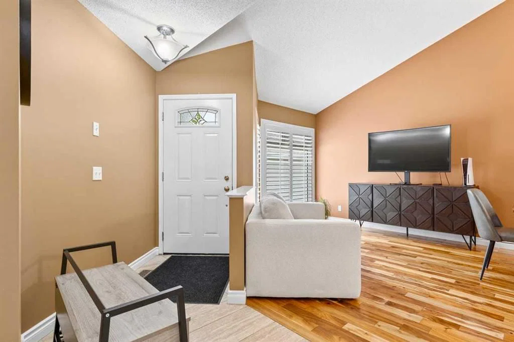152 Douglas Glen Mews SE, Calgary — photo 3 of 50