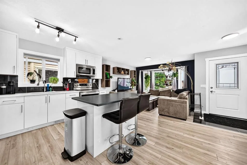 46 Dovercliffe Way SE, Calgary — photo 2 of 50