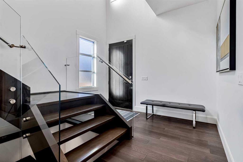 405 29 Avenue NE, Calgary — photo 4 of 50