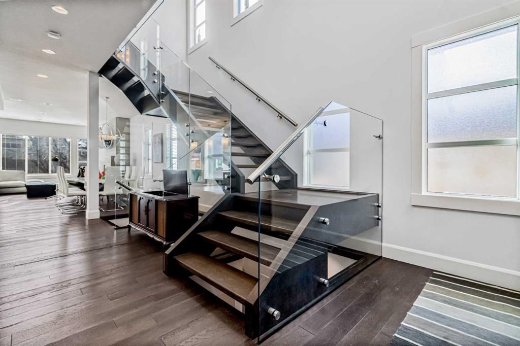 405 29 Avenue NE, Calgary — photo 5 of 50