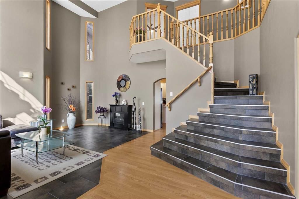 123 Schiller Crescent NW, Calgary — photo 4 of 48