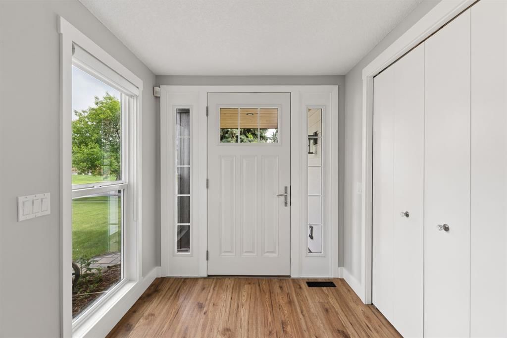692 Woodpark Boulevard SW, Calgary — photo 4 of 50