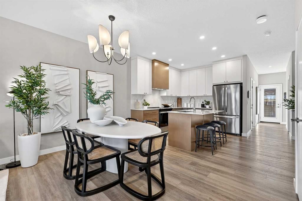 7079 Rangeview Avenue SE, Calgary — photo 3 of 37
