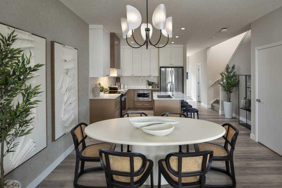 7079 Rangeview Avenue SE, Calgary — photo 4 of 37