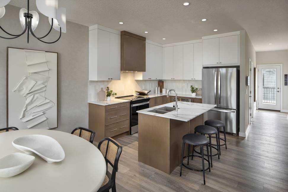 7079 Rangeview Avenue SE, Calgary — photo 5 of 37