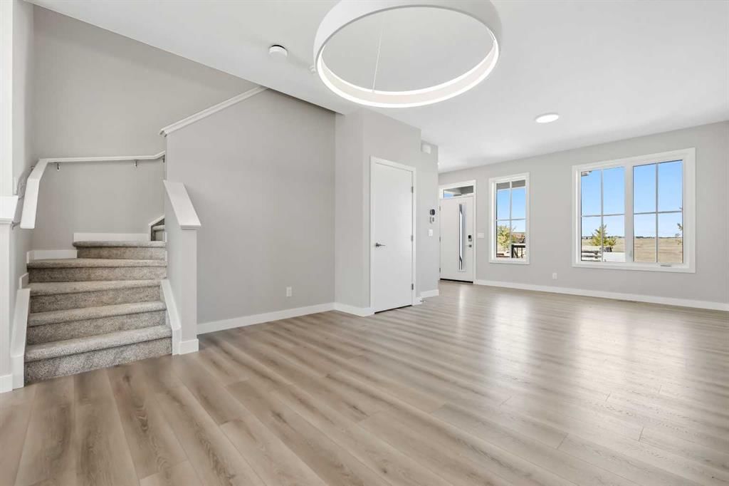 7055 Rangeview Avenue SE, Calgary — photo 3 of 23