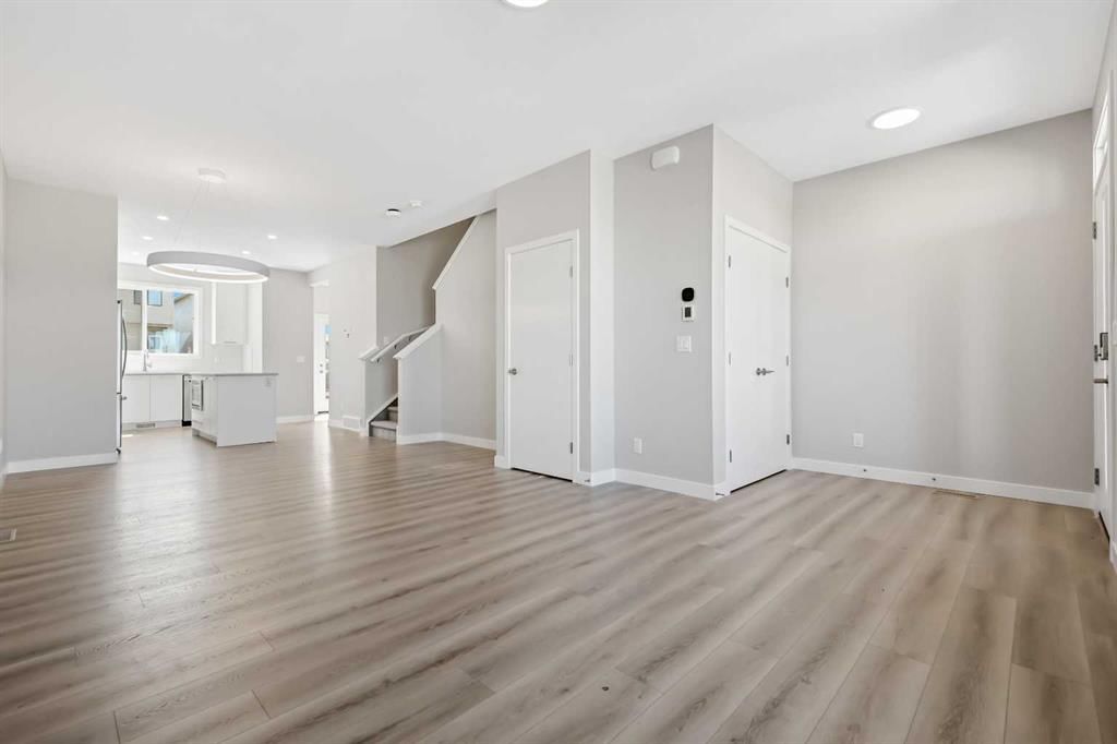 7055 Rangeview Avenue SE, Calgary — photo 4 of 23