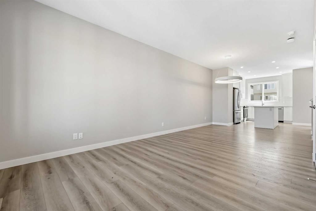 7055 Rangeview Avenue SE, Calgary — photo 5 of 23