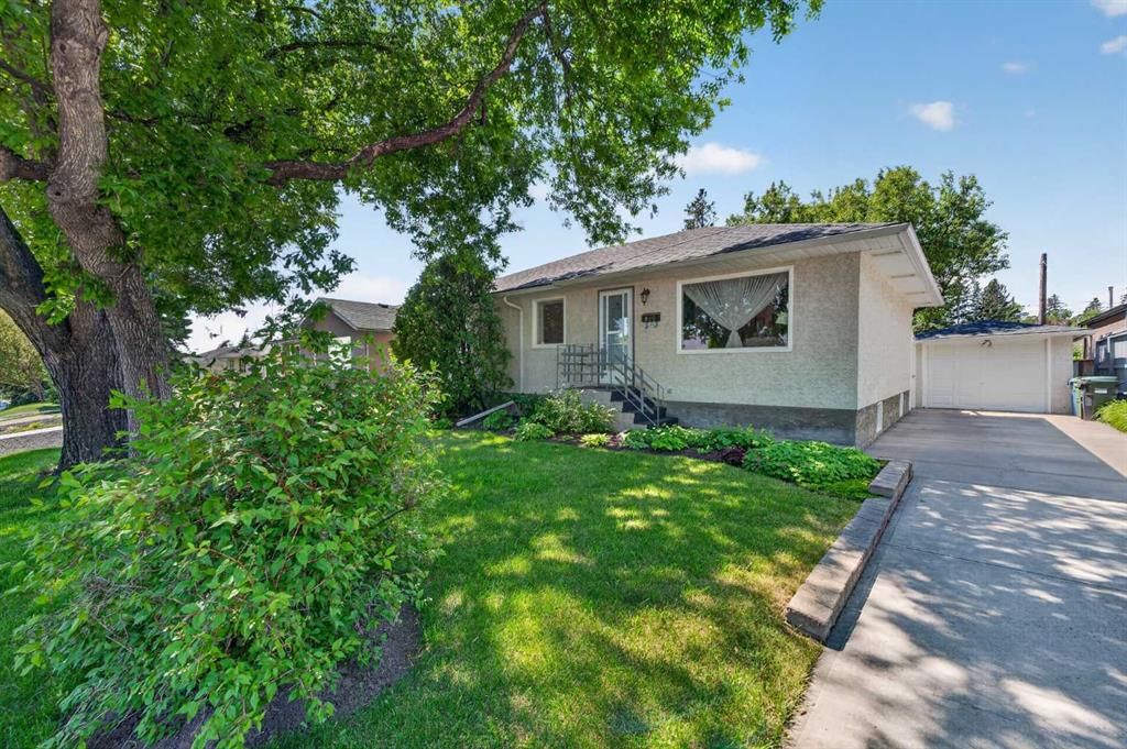 819 Thorneycroft Drive NW, Calgary — main listing photo