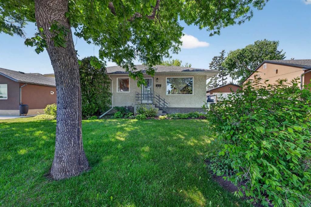 819 Thorneycroft Drive NW, Calgary — photo 2 of 50