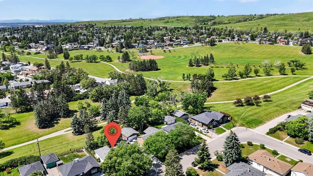 819 Thorneycroft Drive NW, Calgary — photo 3 of 50