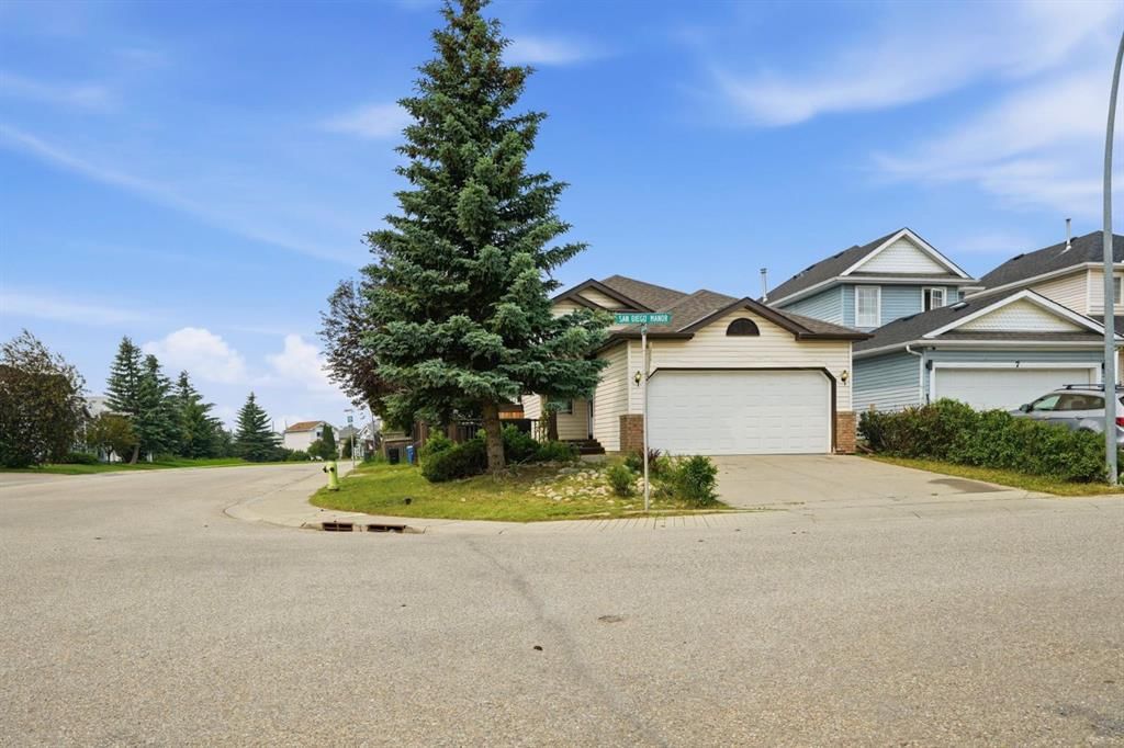 3 San Diego Manor NE, Calgary — photo 2 of 33