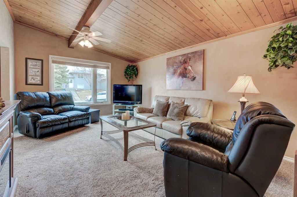 1032 Cantabrian Drive SW, Calgary — photo 2 of 33