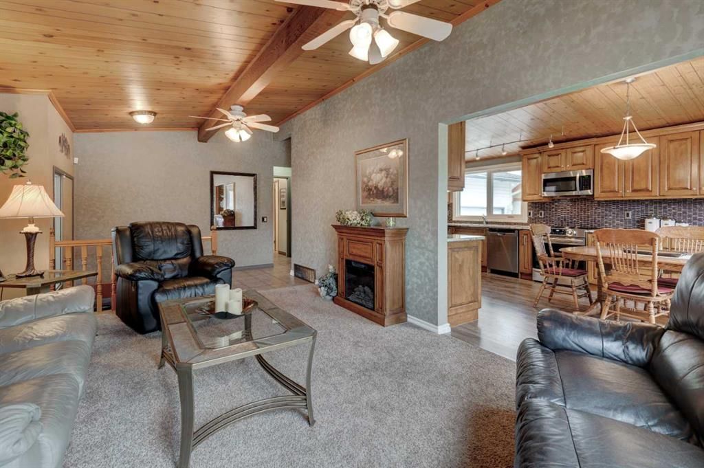 1032 Cantabrian Drive SW, Calgary — photo 3 of 33