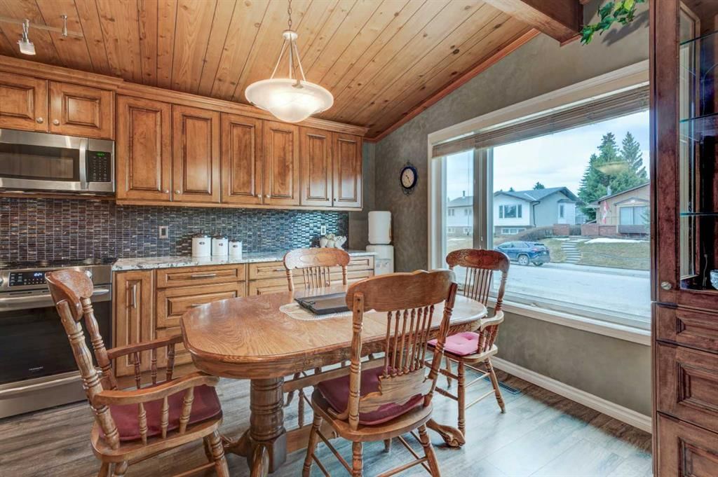 1032 Cantabrian Drive SW, Calgary — photo 5 of 33