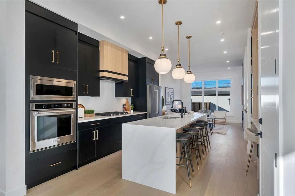 612 22 Avenue NE, Calgary — photo 4 of 47