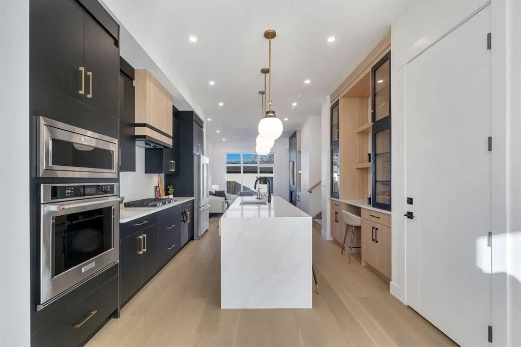 612 22 Avenue NE, Calgary — photo 5 of 47