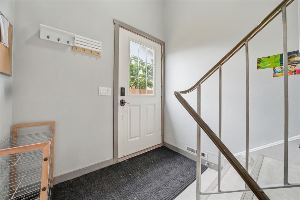 5626 Pensacola Crescent SE, Calgary — photo 4 of 34