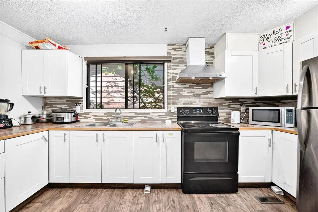 208 Temple Close NE, Calgary — photo 3 of 25