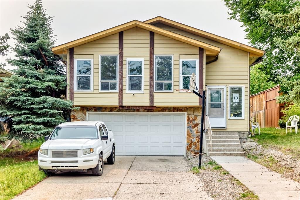 19 Berwick Crescent NW, Calgary — main listing photo