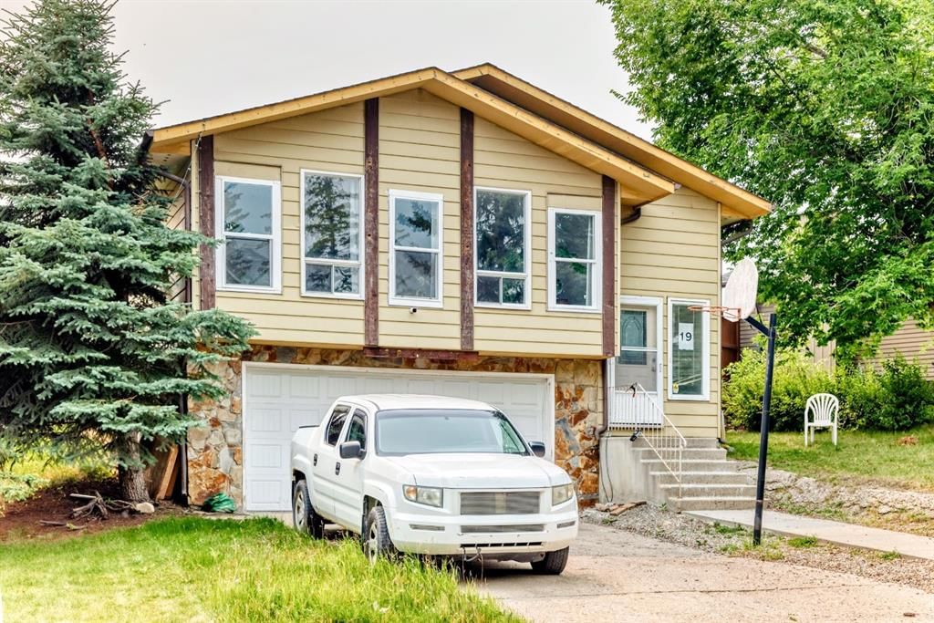 19 Berwick Crescent NW, Calgary — photo 2 of 48