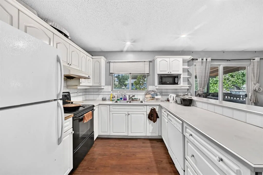 4940 Rundlewood Road NE, Calgary — photo 4 of 35