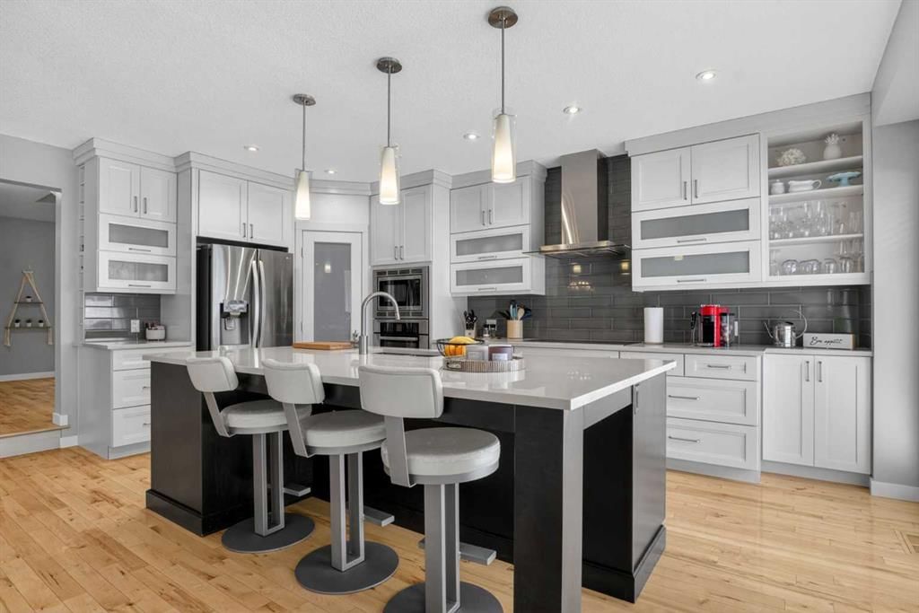 12 Wood Crescent SW, Calgary — main listing photo