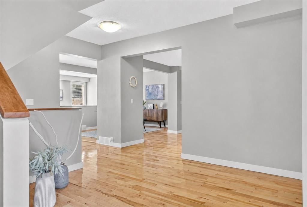 12 Wood Crescent SW, Calgary — photo 4 of 48