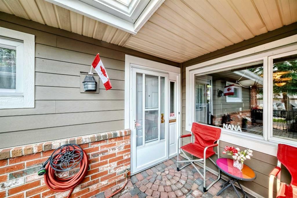 66 Woodmeadow Close SW, Calgary — photo 3 of 48