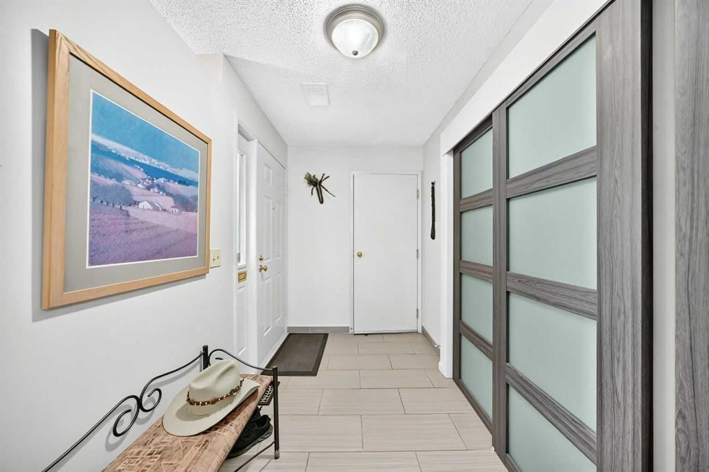 66 Woodmeadow Close SW, Calgary — photo 4 of 48