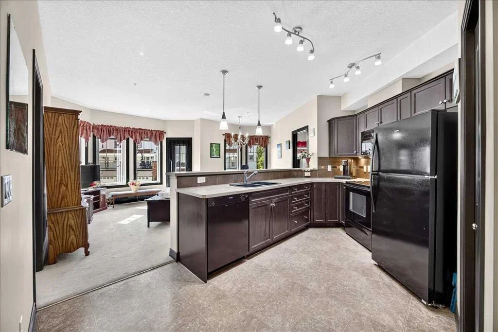 218, 30 Royal Oak Plaza NW, Calgary — photo 3 of 42