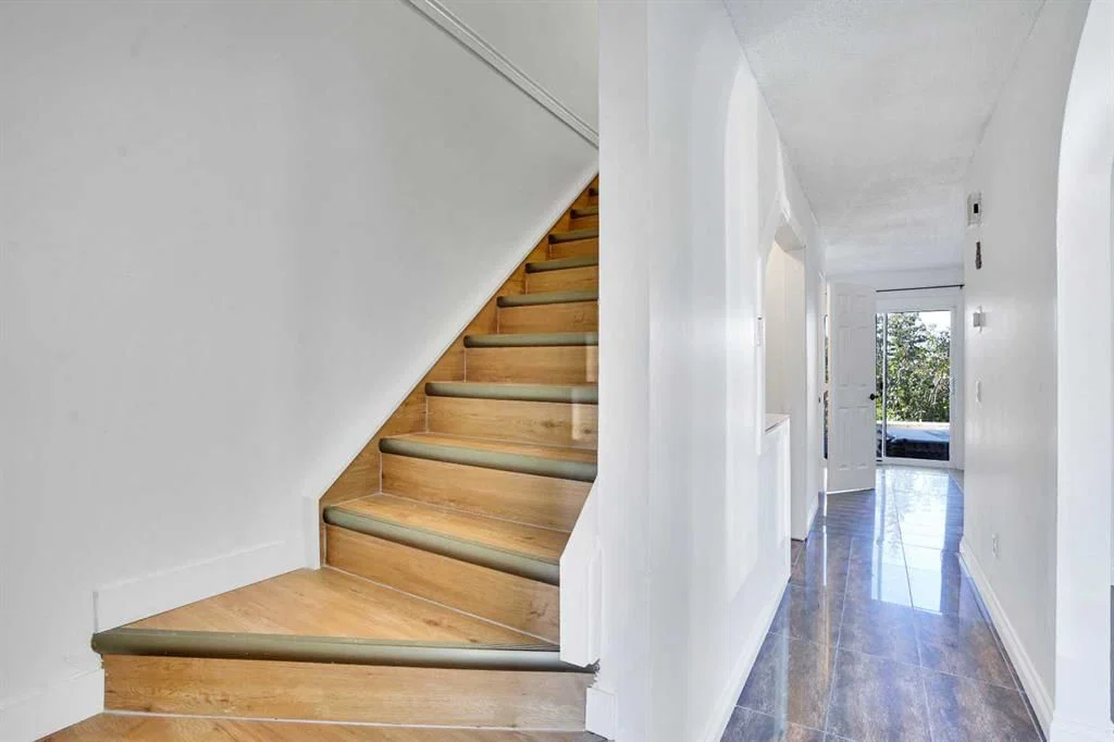 26 Falmead Bay NE, Calgary — photo 4 of 38