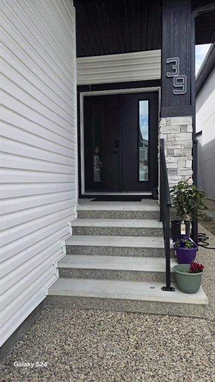 39 Saddlecrest Link NE, Calgary — photo 3 of 33